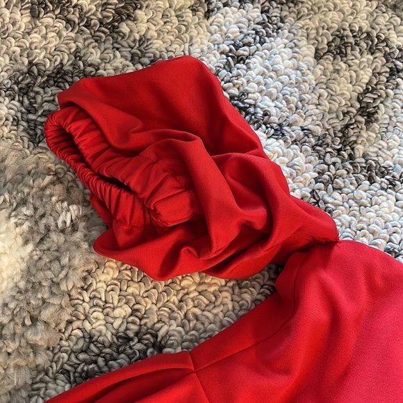 EUS worn once fashion nova red off shoulder top XS extra small - Picture 2 of 5